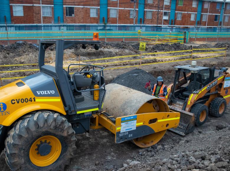 Maquinaria y operarios están trabajando para que la Avenida Guayacanes esté lista antes de 2 años - Foto: Alcaldía de Bogotá.