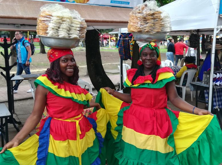 Monari Palenque empresarias de San Basilio de Palenque el rinconcito más puro de África en Cartagena. Preparan dulces, cocadas a base de coco, leche, panela arequipe, yuca, queso y anís - Foto: Archivo de Bogotá.