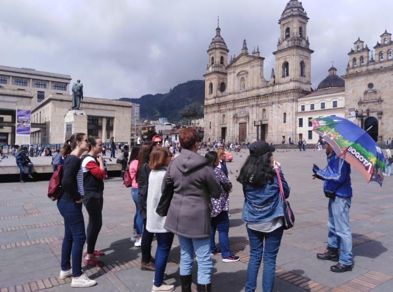 Las mujeres de la localidad de Usaquén y Engativá disfrutaron de un recorrido por el centro histórico de la ciudad en el que conocieron sitios simbólicos y arquitectura colonial.