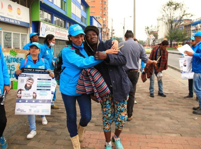 El padre Grajales recuerda que las personas que habitan la calle "también son bogotanos y también nosotros les servimos."