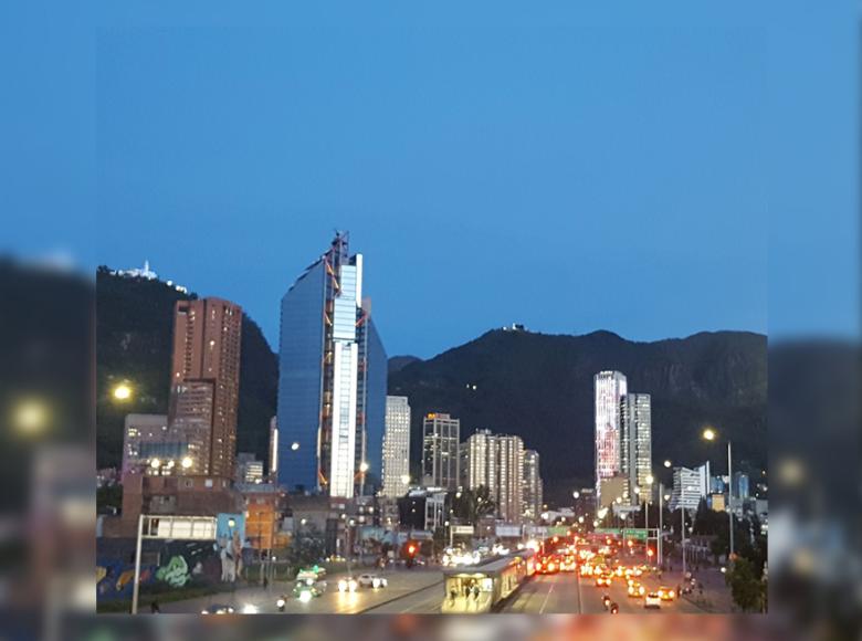 Vista desde la calle 26 de los Cerros Orientales de Bogotá, Monserrate, Guadalupe y las Torres Atrio - Foto: Twitter @aghnet.