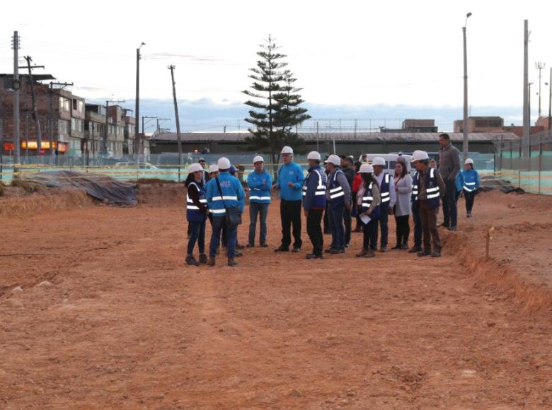 Enrique Peñalosa y su equipo comienzan el recorrido por un tramo de la Avenida Guayacanes - Foto: Diego Bautista/Alcaldía de Bogotá.