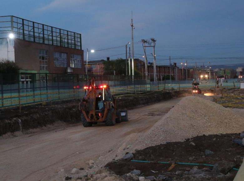 El trabajo en la Avenida Guayacanes se extiende hasta la jornada nocturna - Foto: Diego Bautista/Alcaldía de Bogotá.