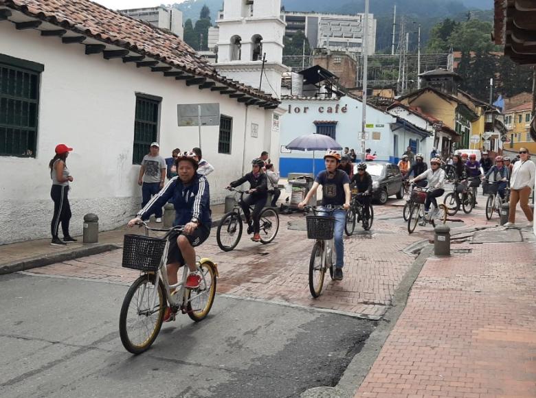 El Bicirecorrido Patrimonial llevó a sus participantes por las calles de La Candelaria en el centro de Bogotá - Foto: Twitter Secretaría Distrital de la Mujer.