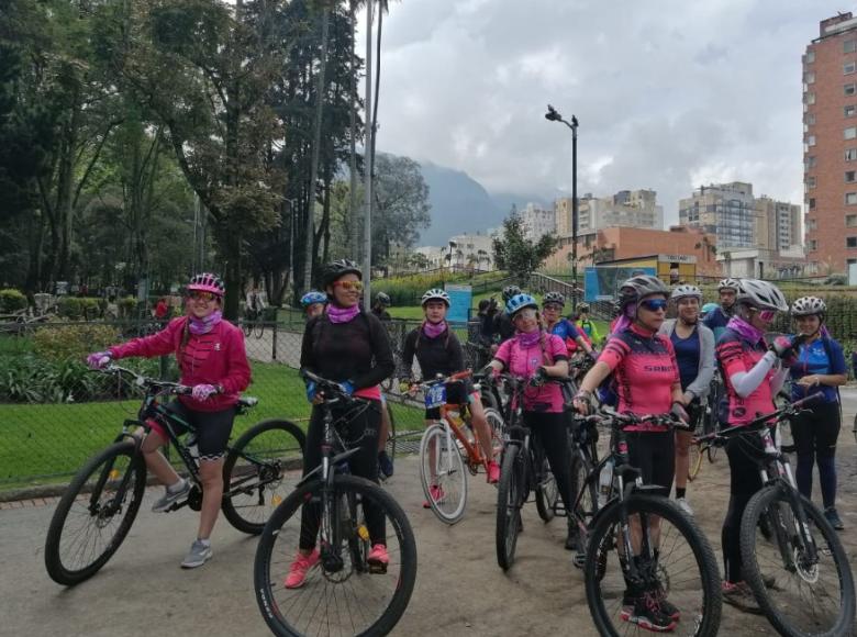 Grupo de bici usuarias listas en el Parque de La Independencia, lugar de partida del Bicirecorrido Patrimonial llevado a cabo el pasado domingo - Foto: Twitter Secretaría Distrital de la Mujer.