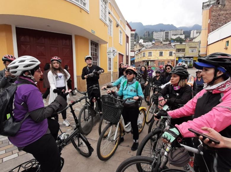 En cada una de las paradas programadas se brindaba información acerca del valor histórico para la ciudad - Foto: Twitter Secretaría Distrital de la Mujer.