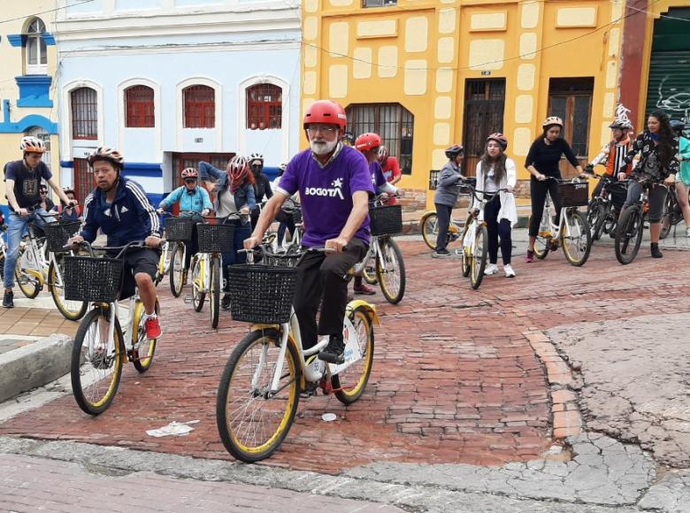 La caravana del Bicirecorrido Patrimonial desplazándose por una de las calles de La Candelaria en Bogotá - Foto: Twitter Secretaría Distrital de la Mujer.