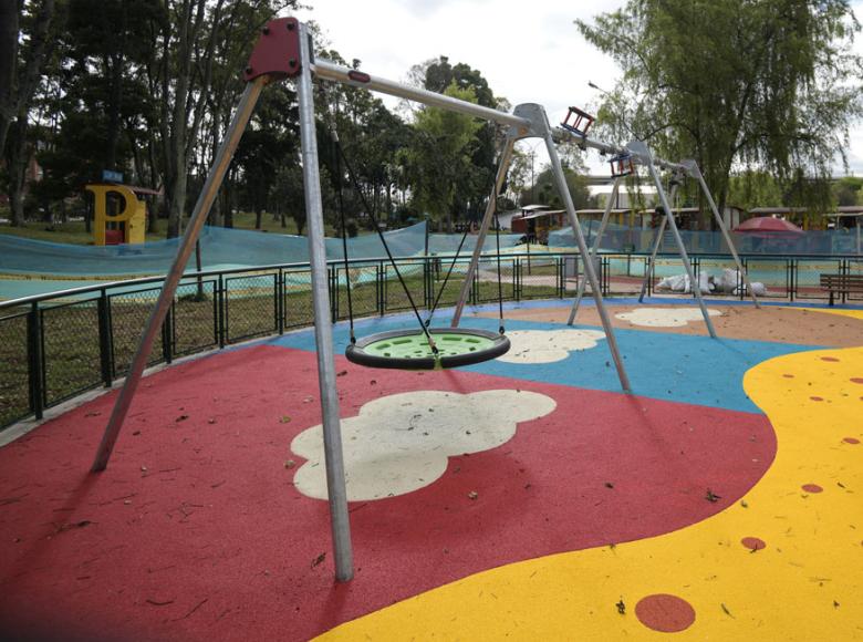 El columpio rotador de base fija, una de las atracciones que más le gusta a los niños, también está en la zona de juegos - Foto: I.D.R.D.