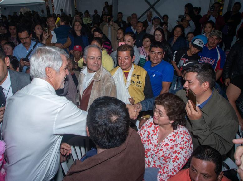 Todos querían estrechar la mano del alcalde Enrique Peñalosa y agradecerle haber cumplido su promesa de legalizar el barrio Unir II - Foto: Alcaldía de Bogotá.