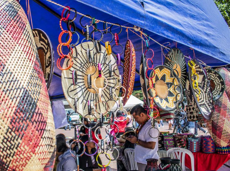 Muestras artesanales de diferentes pueblos para festejar en Día Internacional de la Mujer Indígena - Foto: Localidad de Santa Fe - Edgar Ramírez.