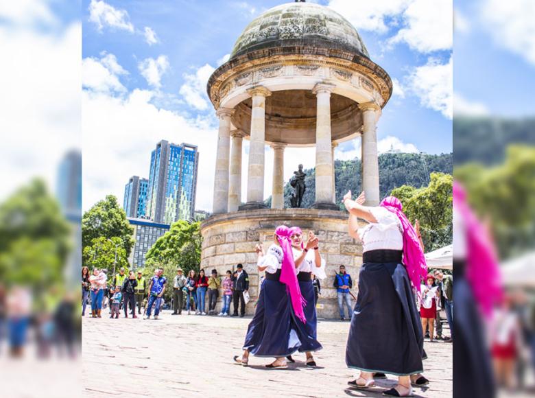 Bailes típicos de cada pueblo indígena durante toda la tarde en la Plaza de los Periodistas - Foto: Localidad de Santa Fe - Edgar Ramírez.