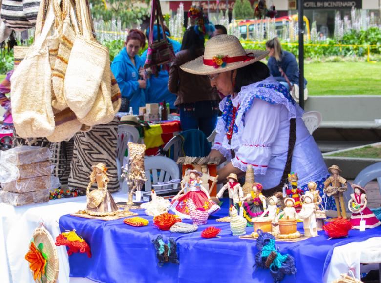 Mujer muestra sus productos artesanales en Plaza de los Periodistas - Foto: Localidad de Santa Fe - Edgar Ramírez.