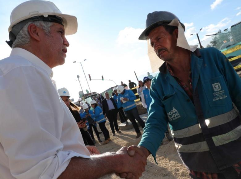 Alcalde Enrique Peñalosa estrecha la mano de un trabajador agradeciendo por su dedicación - Foto: Diego Bautista/Alcaldía de Bogotá.