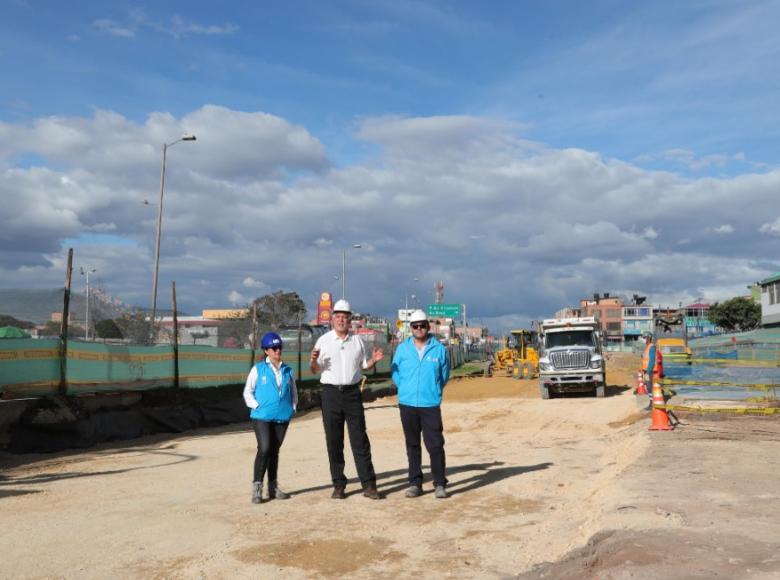 Alcalde Enrique Peñalosa escucha reporte de ingenieros en uno de los frentes de obra - Foto: Diego Bautista/Alcaldía de Bogotá.