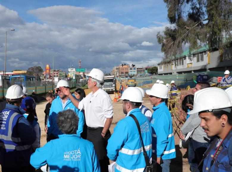 Enrique Peñalosa recibiendo informe del estado de la obra en un frente de trabajo de la Avenida Guayacanes - Foto: Diego Bautista/Alcaldía de Bogotá.