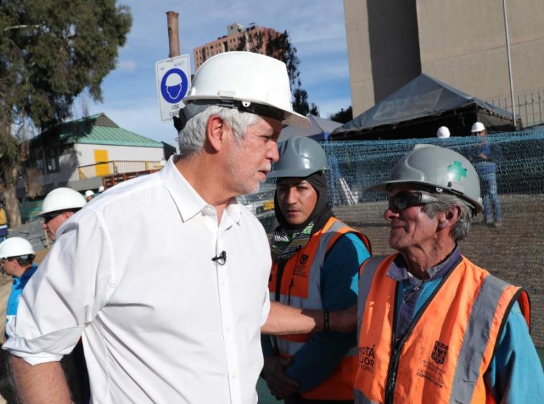 Enrique Peñalosa escuchando atentamente a trabajador de la Avenida Guayacanes - Foto: Diego Bautista/Alcaldía de Bogotá.