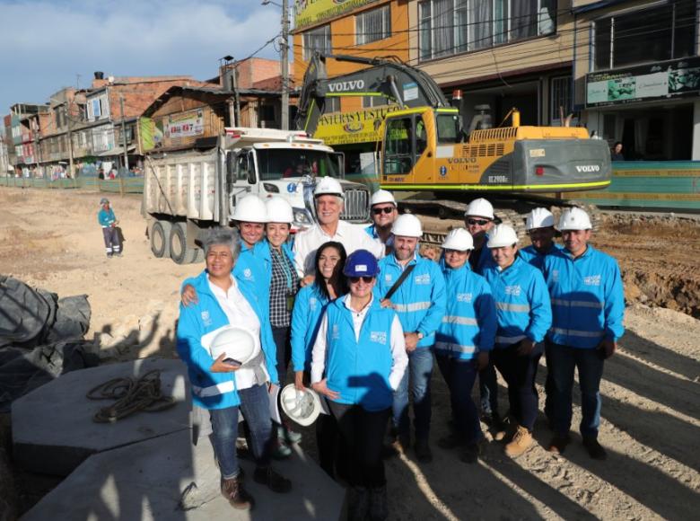 El equipo de trabajo y el alcalde Enrique Peñalosa en uno de los frentes de obra - Foto: Diego Bautista/Alcaldía de Bogotá.