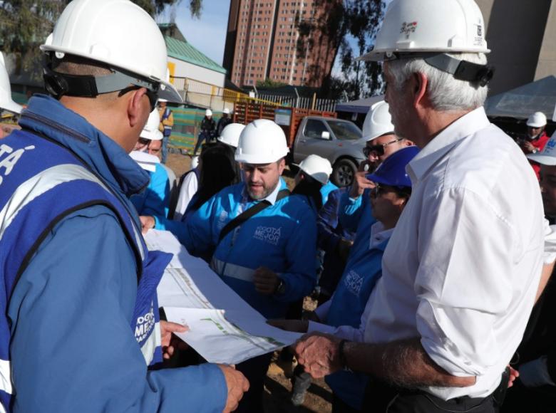 Ingenieros explican al alcalde Enrique Peñalosa avances de la obra en Avenida Guayacanes - Foto: Diego Bautista/Alcaldía de Bogotá.