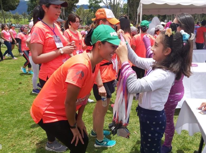 Al finalizar los recorridos cada una de las participantes recibió una medalla como reconocimiento al esfuerzo y compromiso - Foto: Secretaría de la Mujer.