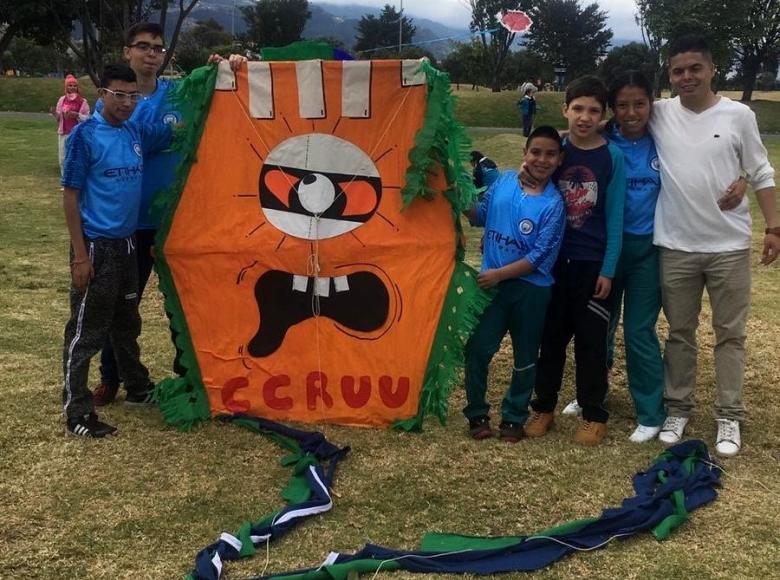 Los niños y niñas del Centro Crecer Lourdes exhibieron las cometas que ellos mismos elaboraron con la ayuda de sus docentes y compartieron un día con sus compañeros durante el festival.