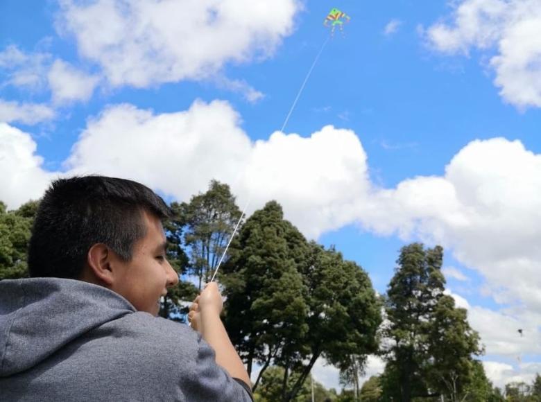 Este es el primer Festival de Cometas de Centros Crecer y es iniciativa de la Secretaría de Integración Social de Bogotá para promover la participación, el encuentro social, la recreación y el deporte.