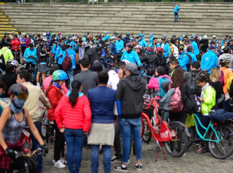 Cada quien recibía las instrucciones acerca de dónde debía ubicarse en la plaza de eventos del Parque Simón Bolívar - Foto: Jhonatan Ramos/Secretaría de Movilidad.