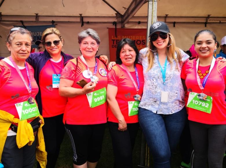 La foto del grupo de amigas que corrieron juntas la carrera que no podía faltar - Foto: Secretaría de la Mujer.