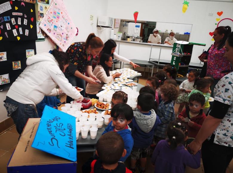  En el Jardín Infantil Rionegro se resalta la importancia de crear lazos afectivos y de amistad a través del compartir y enseñanza de vida sana con los niños, las niñas, los maestros y las familias.