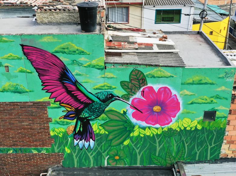 Una de las aves características en Colombia, el colibrí ahora vive en el muro de esta casa - Foto: Secretaría de Hábitat.