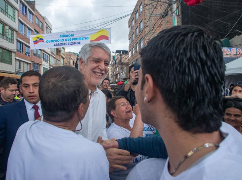 Desde su llegada el alcalde Enrique Peñalosa recibió muestras de agradecimiento de la comunidad - Foto: Alcaldía de Bogotá.