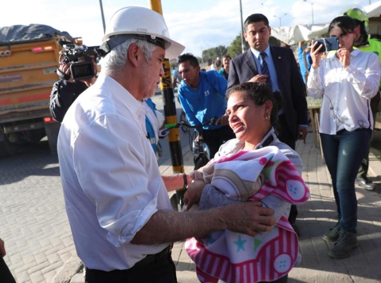 Madre con su bebé agradece al alcalde Enrique Peñalosa por las obras que se realizan en su sector - Foto: Diego Bautista/Alcaldía de Bogotá.