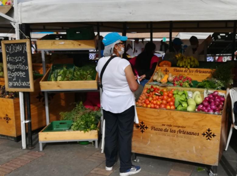 En algunos puestos las frutas y verduras hacían el paisaje colorido para los visitantes al Mercado Campesino en la Plaza de Bolívar - Foto: Alcaldía de Bogotá.