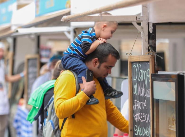 Padre con su hijo recorriendo el Mercado Campesino - Foto: Alcaldía de Bogotá.