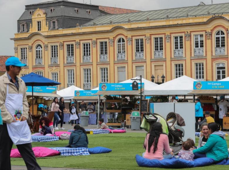 Visitantes del Mercado Campesino disfrutando de los espacios en la Plaza de Bolívar - Foto: Alcaldía de Bogotá.