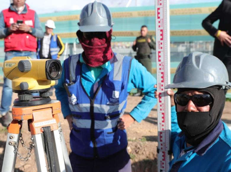 Trabajadores de uno de los frentes de obra de la Avenida Guayacanes - Foto: Diego Bautista/Alcaldía de Bogotá.