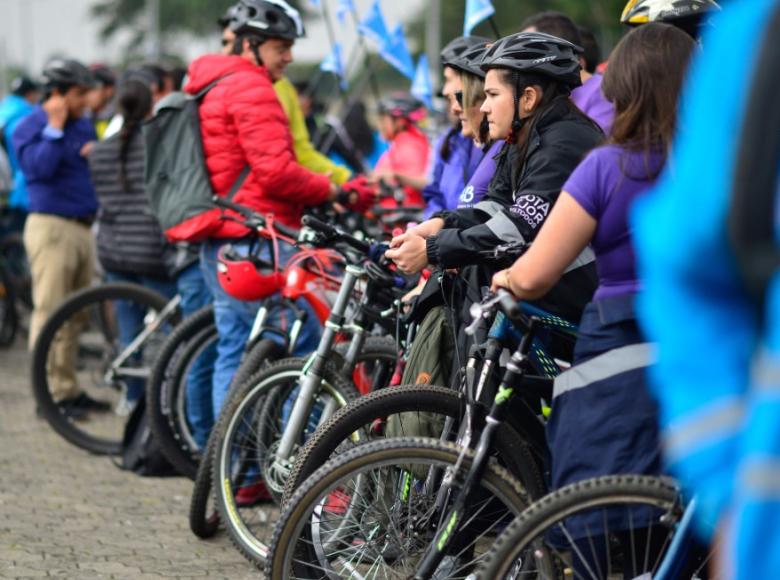 Todos quietos, la bici humana gigante ya está en construcción - Foto: Jhonatan Ramos/Secretaría de Movilidad.