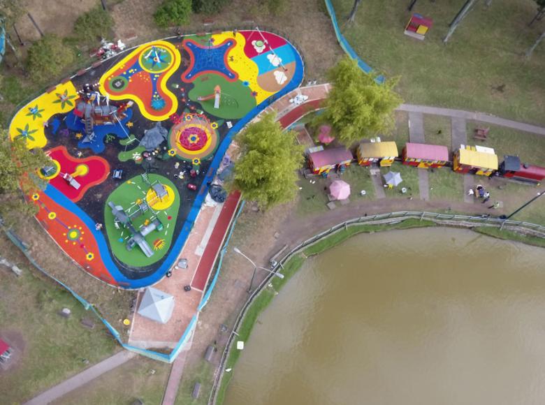 Vista aérea de la nueva zona de juegos infantiles, cerca al lago y rodeadas de zonas verdes - Foto: I.D.R.D.