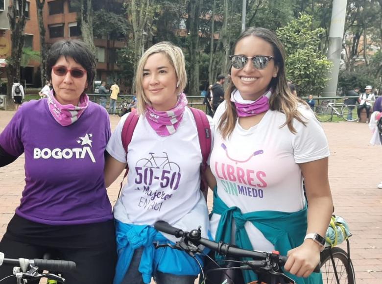 Participantes del evento junto a Ángela Anzola en Parque El Virrey - Foto: Twitter Secretaría Distrital de la Mujer.