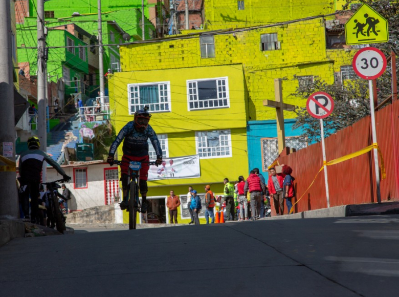 Calles coloridas en downhill urbano por Ciudad Bolívar - Foto: Instituto Distrital de Turismo/Jota Moreno.