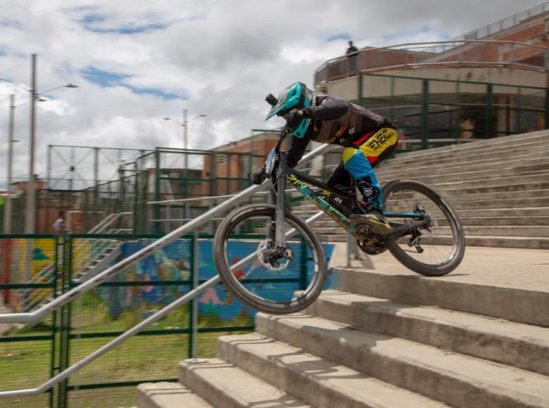 Corredor descendiendo en exhibición de downhill - Foto: Instituto Distrital de Turismo/Jota Moreno.