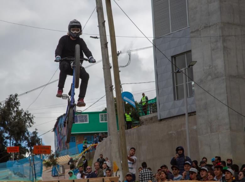 El público mira con asombro el salto del participante - Foto: Instituto Distrital de Turismo/Jota Moreno.