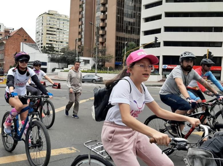 Participantes de la rodada por la calle 72 con cra. 7 - Foto: Twitter Secretaría Distrital de la Mujer.