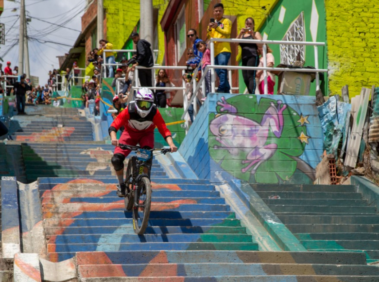 El descenso por las escaleras coloridas - Foto: Instituto Distrital de Turismo/Jota Moreno.