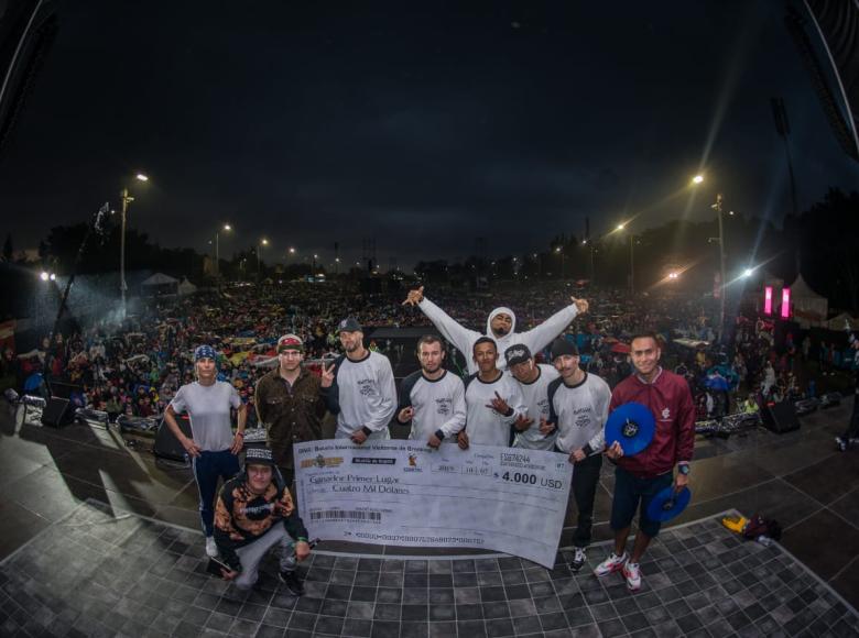 Este es el crew ganador de la batalla de Break Dance VIBA con su cheque por 4.000 dólares - Foto: Idartes/Juan Santacruz.