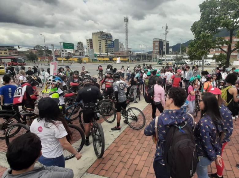 Grupo reunido en calle 26 conmemorando Día Internacional de la Niña - Foto: Twitter Secretaría Distrital de la Mujer.