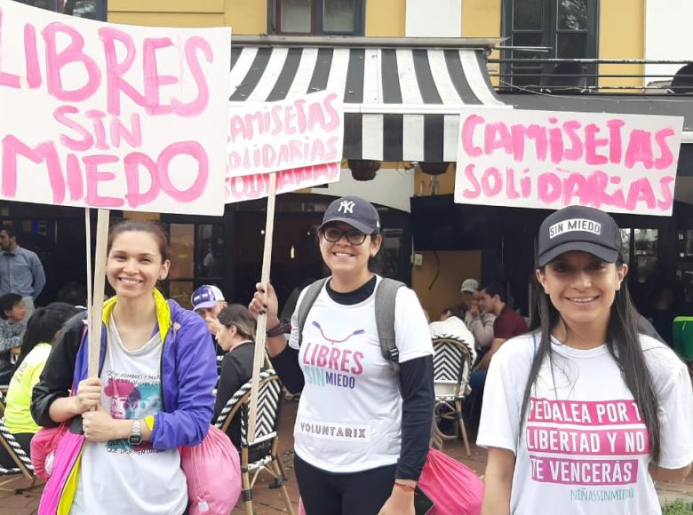 Mujeres portaron carteles en alusión a esta fecha. - Foto: Twitter Secretaría Distrital de la Mujer.