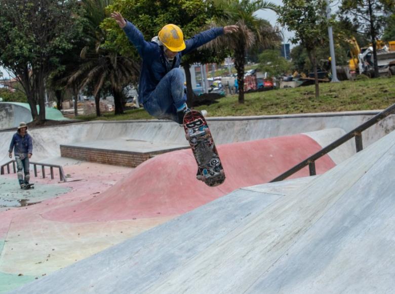 Los trabajadores ya disfrutan en sus tablas del skate park que está listo - Foto: Alcaldía de Bogotá/Andrés Sandoval.