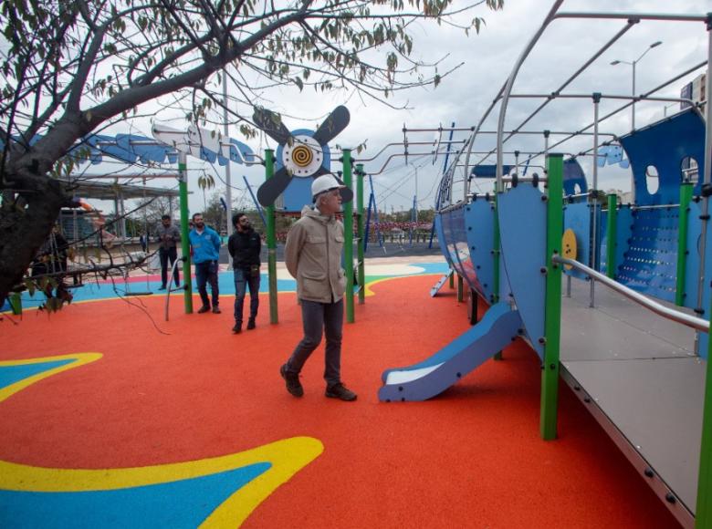 El alcalde Enrique Peñalosa examinó de cerca cada uno de los juegos que están listos - Foto: Alcaldía de Bogotá/Andrés Sandoval.