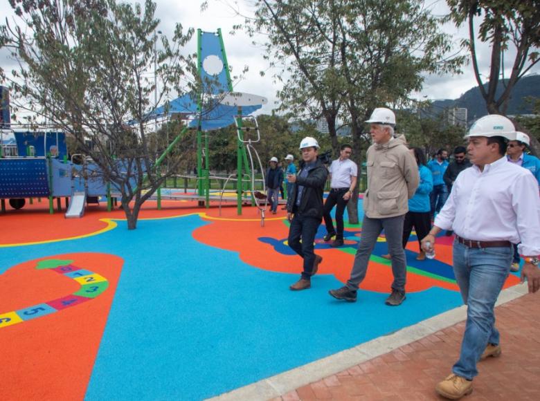 Alcalde Enrique Peñalosa recorre junto a Diego Molano el Parque Tercer Milenio - Foto: Alcaldía de Bogotá/Andrés Sandoval.