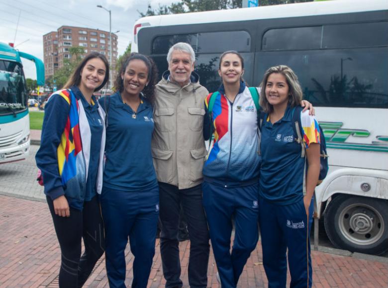 Alcalde Enrique Peñalosa con patinadoras en inauguración del Parque Tercer Milenio - Foto: Alcaldía de Bogotá/Andrés Sandoval.